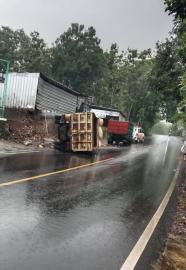 LAKA LANTAS TRUCK DI DEPAN KANTOR KALURAHAN SEMUGIH 